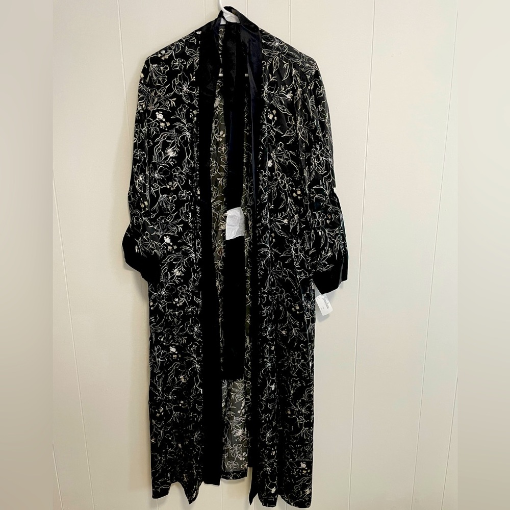 Neiman Marcus Long Floral Print Silk Robe Size S-M, Brand New With Tags.